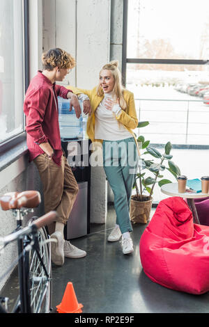 Businessman et excité Woman talking in office loft Banque D'Images