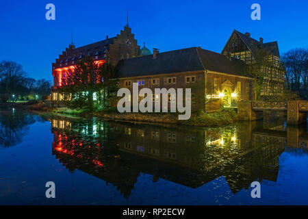 D-Gladbeck, Ruhr, en Westphalie, Rhénanie-Palatinat, NRW, Wittringen château, Château à douves, renaissance, manoir, maison à colombages, musée municipal, restaurant, parc du château, Château lake, tranchée, la mise en miroir, soir, crépuscule, heure bleue, illumination Banque D'Images