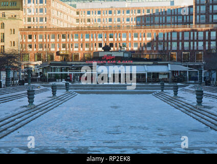 Couvert de glace place en face de TGI Fridays Bar Américain et café, Kungstradgarden, Norrmalm, Stockholm, Suède, Scandinavie Banque D'Images