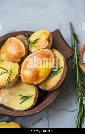 Pommes de terre rôties au romarin herbe dans bol en bois, les pommes de terre fraîchement cuits savoureux Banque D'Images