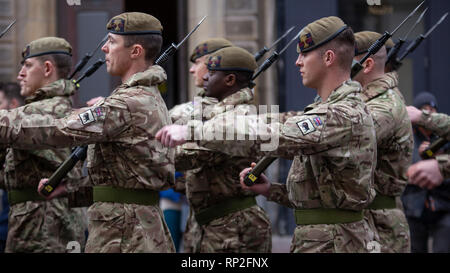 Cardiff, Royaume-Uni. Feb 20, 2019. Le 1er Bataillon Welsh Guards homecoming parade, en commençant par le château de Cardiff, qui reviennent de mission en Afghanistan. Credit : Kerry Elsworth/Alamy Live News Banque D'Images