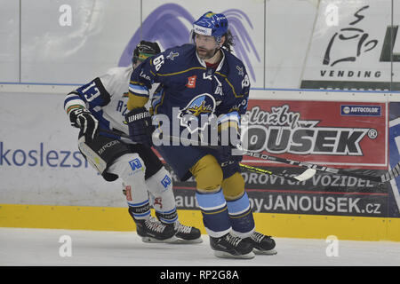 Marek Aha de Havirov, à gauche, et l'ex-joueur de la LNH Jaromir Jagr de Kladno en action au cours de la Première Ligue de hockey tchèque Havirov - match Kladno, en République tchèque, Havirov, lundi 18 février, 2019. 47-ans player est revenu sur la glace après un an et un jour il ne pouvait pas jouer en raison de sa blessure. (Photo/CTK Jaroslav Ozana) Banque D'Images