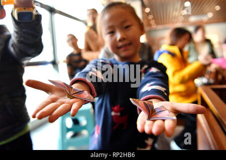 Taiyuan, la province de Shanxi. Feb 20, 2019. Une fille affiche son travail de pliage papier origami, ou au cours d'une manifestation tenue à Taiyuan Library à Taiyuan, capitale du nord La province de Shanxi, le 20 février 2019. Credit : Cao Yang/Xinhua/Alamy Live News Banque D'Images