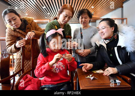 Taiyuan, la province de Shanxi. Feb 20, 2019. Les résidents locaux essayer l'origami, ou l'art du pliage de papier, au cours d'une manifestation tenue à Taiyuan Library à Taiyuan, capitale du nord La province de Shanxi, le 20 février 2019. Credit : Cao Yang/Xinhua/Alamy Live News Banque D'Images