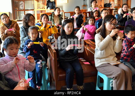 Taiyuan, la province de Shanxi. Feb 20, 2019. Les résidents locaux essayer l'origami, ou l'art du pliage de papier, au cours d'une manifestation tenue à Taiyuan Library à Taiyuan, capitale du nord La province de Shanxi, le 20 février 2019. Credit : Cao Yang/Xinhua/Alamy Live News Banque D'Images