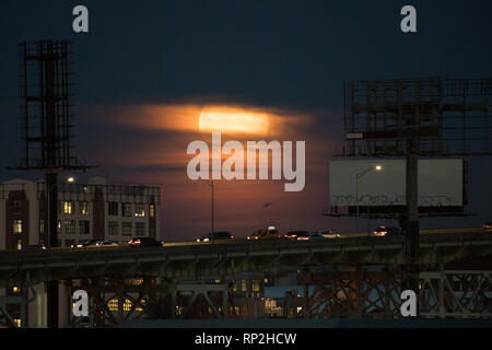 New York, USA. 19 févr. 2019. Une "super lune" de neige se lève au-dessus de l'autoroute Queens Midtown à New York le 19 février 2019. Crédit : Erik Pendzich/Alamy Live News Banque D'Images