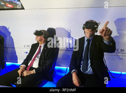 Tel Aviv, Israël. Feb 20, 2019. Le premier ministre tchèque Andrej Babis (à gauche) et l'ambassadeur tchèque Martin Stropnicky visiter le Centre Peres pour la paix et de l'Innovation à Tel Aviv, Israël, le 20 février 2019, au cours de la visite d'Israël Babis. Credit : Eliska Naegele/CTK Photo/Alamy Live News Banque D'Images