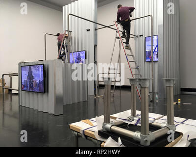 Berlin, Allemagne. Feb 20, 2019. Les installations vidéo de l'artiste Hito Steyerl sont mis en place dans l'Académie de Berlin des arts dans le cadre du Prix 2019 Käthe Kollwitz, l'Académie de Berlin de l'art présente des œuvres de l'artiste Hito Steyerl. Les installations vidéo peut être vu jusqu'au 14 avril. (Pour 'Installations vidéo par Hito Steyerl pour le prix Käthe Kollwitz' du 20.02.2019) Crédit : Gerd Roth/dpa/ZB/dpa/Alamy Live News Banque D'Images