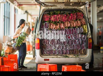 (190220) -- KUNMING, 20 février 2019 (Xinhua) -- une femme charge une voiture avec a augmenté à un marché aux fleurs en Dounan, sud-ouest de la province chinoise du Yunnan, le 12 février 2019. Les fleurs fraîches emballées dans du Yunnan Kunming seront disponibles pour achat à un marché de Bangkok en moins de 40 heures grâce à l'autoroute Kunming-Bangkok. Le climat chaud dans le Yunnan permet aux fleurs de diverses sortes de s'épanouir en toutes saisons. Dounan, comme le plus grand marché de gros de fleurs fraîches, les exportations ont plus de 500 variétés et 40 catégories de fleurs à plus de 50 pays et régions tous les jours, parmi lesquelles 20 à 30  % sont vendus Banque D'Images