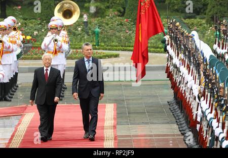 (190220) -- HANOI, 20 février 2019 (Xinhua) -- Le Président vietnamien Nguyen Phu Trong (L), qui est également secrétaire général du Parti Communiste du Vietnam, du Comité Central et le président de l'Argentine, Mauricio Macri en revue une garde d'honneur au cours d'une cérémonie d'accueil à Hanoi, capitale du Vietnam, le 20 février 2019. Mauricio Macri est sur une visite d'État au Vietnam le 10 févr. 19 à 21. (Xinhua/VNA) Banque D'Images