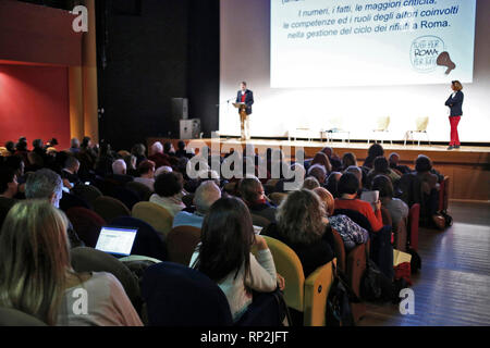 Foto Cecilia Fabiano - LaPresse 19-02-2019 Roma ( Italia ) Cronaca : Palladium Roma per tutti dés Roms Basta ai rifiuti Nella foto : Photo Cecilia Fabiano - LaPresse 19 février 2019 Rome ( Italie ) News:convention de citoyens et d'experts sur les problèmes d'ordures journaliste à Rome dans le pic : Banque D'Images