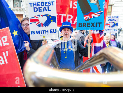 Londres, Royaume-Uni. Feb 20, 2019. Les partisans restent à l'extérieur de l'immeuble où la conférence de presse a lieu après trois conservateurs démissionner du Parti. Credit : Tommy Londres/Alamy Live News Banque D'Images