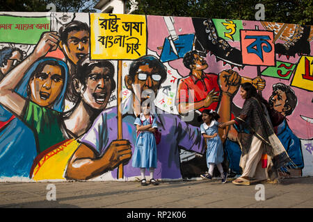 Dhaka, Bangladesh. Feb 20, 2019. Élève de l'école marche à côté de mur qui peint dans le cadre de la décoration pour la célébration de la Journée internationale de la langue maternelle, en face de la langue matyrs monument à Dhaka, Bangladesh, le 20 février 2019. La nation va rendre hommage à la langue Bangla circulation martyrs qui ont sacrifié leur vie pour leur langue maternelle en 1952, tandis que l'Organisation des Nations Unies pour l'éducation la science et la culture (UNESCO) a déclaré le 21 février que la Journée internationale de la langue maternelle. Zakir Hossain Chowdhury Crédit : zakir/Alamy Liv Banque D'Images