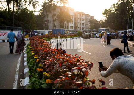 Dhaka, Bangladesh. Feb 20, 2019. Un garçon prendre des photos d'une fille à l'aide de mobile en face de la langue matyrs monument à Dhaka, Bangladesh, le 20 février 2019. La nation va rendre hommage à la langue Bangla circulation martyrs qui ont sacrifié leur vie pour leur langue maternelle en 1952, tandis que l'Organisation des Nations Unies pour l'éducation la science et la culture (UNESCO) a déclaré le 21 février que la Journée internationale de la langue maternelle. Zakir Hossain Chowdhury Crédit : zakir/Alamy Live News Banque D'Images