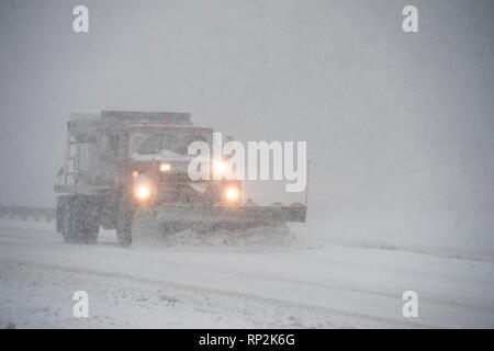 Virginia, USA. Feb 20, 2019. Un chasse-neige VDOT se bat pour garder la route 7 ouvert sur la montagne Bluemont, Virginie. (Photo par Douglas Graham/WLP) Crédit : William Graham/Alamy Live News Banque D'Images