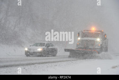 Virginia, USA. Feb 20, 2019. Un chasse-neige VDOT se bat pour garder la route 7 ouvert sur la montagne Bluemont, Virginie. (Photo par Douglas Graham/WLP) Crédit : William Graham/Alamy Live News Banque D'Images