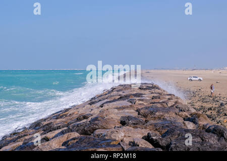 Abu Dhabi, EAU. 20 février 2019. Haut Vent et mer agitée à MIna. Les EAU ministère météo le mardi a mis en garde contre de hautes vagues, et a encouragé les résidents à éviter de vous aventurer dans la mer, à moins d'absolue nécessité Crédit : Fahd Khan / Live News Alamy Banque D'Images