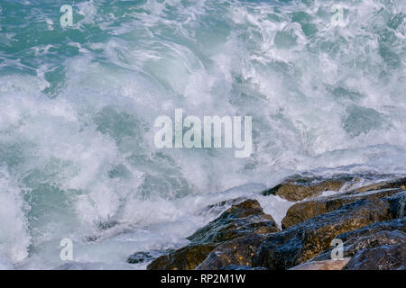 Abu Dhabi, EAU. 20 février 2019. Haut Vent et mer agitée à MIna. Les EAU ministère météo le mardi a mis en garde contre de hautes vagues, et a encouragé les résidents à éviter de vous aventurer dans la mer, à moins d'absolue nécessité Crédit : Fahd Khan / Live News Alamy Banque D'Images