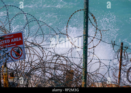 Abu Dhabi, EAU. 20 février 2019. Haut Vent et mer agitée à MIna. Les EAU ministère météo le mardi a mis en garde contre de hautes vagues, et a encouragé les résidents à éviter de vous aventurer dans la mer, à moins d'absolue nécessité Crédit : Fahd Khan / Live News Alamy Banque D'Images