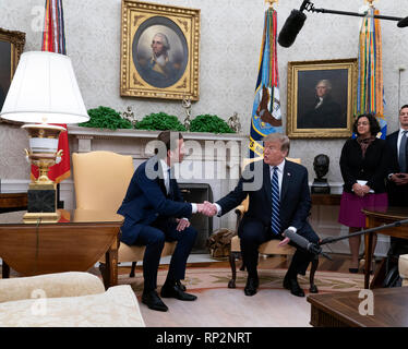 Washington DC, USA. Feb 20, 2019. Le Président des Etats-Unis, Donald J. Trump rencontre Sebastian Kurz Chancelier fédéral de la République d'Autriche dans le bureau ovale de la Maison Blanche à Washington, DC, mercredi 20 février, 2019. Crédit : Chris Kleponis/Piscine via CNP | Conditions de crédit dans le monde entier : dpa/Alamy Live News Banque D'Images