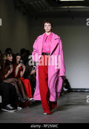Milan, Italie. Feb 20, 2019. Un modèle présente une création d'ANNAKIKI au cours de Milan Fashion Week Automne/Hiver 2019/2020 à Milan, Italie, le 20 février, 2019. Credit : Cheng Tingting/Xinhua/Alamy Live News Banque D'Images