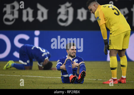 Gelsenkirchen, Allemagne. Feb 20, 2019. Football : Ligue des Champions, tour de coup, première étape de la 16e série FC Schalke 04 - Manchester City dans la Veltins Arena : Schalkes Daniel Caligiuri (M) s'assoit à côté de Manchester gardien Ederson sur le terrain après un duel. Credit : Ina Fassbender/dpa/Alamy Live News Banque D'Images