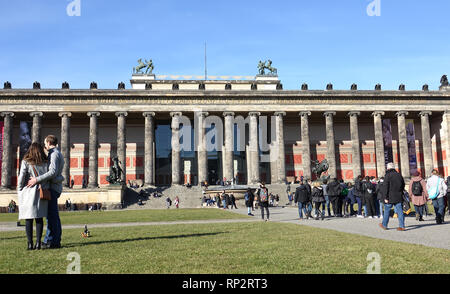 Berlin, Allemagne. Feb 15, 2019. Les gens se ruent en face de l'Altes Museum. Crédit : Sven Braun/dpa/Alamy Live News Banque D'Images