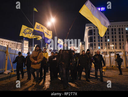 Kiev, Ukraine. Feb 20, 2019. Vu avec les drapeaux ukrainiens payer égards pendant l'événement.Les Ukrainiens s'hommage aux 103 manifestants qui avaient été tués au cours de la révolution de 2014 à la place de l'Ukraine. La majorité des auteurs de ces meurtres auraient été placés sur les toits des tireurs d'autour de la place de l'indépendance, la plupart d'entre eux ont échappé à toute peine ou la justice. Crédit : Matthieu Hatcher SOPA/Images/ZUMA/Alamy Fil Live News Banque D'Images