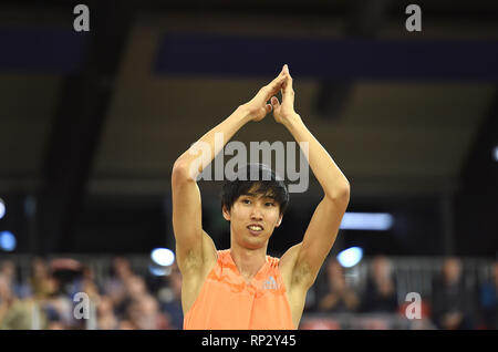 Dusseldorf, Allemagne. Feb 20, 2019. Kobe Japon Naoto de vagues au public après le saut en hauteur hommes finale du Championnats du Monde en Salle 2019 Tour à Düsseldorf, Allemagne, le 20 février, 2019. Crédit : Yang Lu/Xinhua/Alamy Live News Banque D'Images