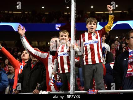 Madrid, Espagne. Feb 20, 2019. Fans de l'Atletico de Madrid célèbrent la victoire après le match de la Ligue des Champions entre l'Atlético de Madrid l'équipe espagnole et italienne de la Juventus de l'équipe de Madrid, Espagne, le 20 février, 2019. Atletico de Madrid a gagné 2-0. Credit : Guo Qiuda/Xinhua/Alamy Live News Banque D'Images