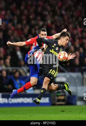 Madrid, Espagne. Feb 20, 2019. L'Atletico de Madrid Koke Resurreccion (L) et la Juventus' Paulo Dybala concurrence au cours de l'UEFA Champions League match entre l'espagnol de l'Atlético de Madrid et l'équipe de l'équipe italienne de la Juventus à Madrid, Espagne, le 20 février, 2019. Atletico de Madrid a gagné 2-0. Credit : Guo Qiuda/Xinhua/Alamy Live News Banque D'Images