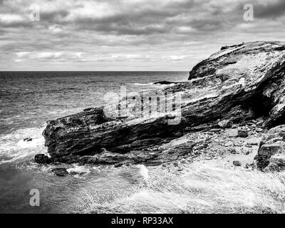 L'Anse de Tintagel en Cornouailles - un monument populaire au château de Tintagel Banque D'Images