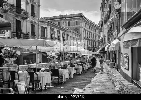San Remo, Italie, le 18 septembre 2018 : Noir et blanc photo de la terrasse d'un restaurant sur la via Fransesco Corradi dans le centre de la Banque D'Images