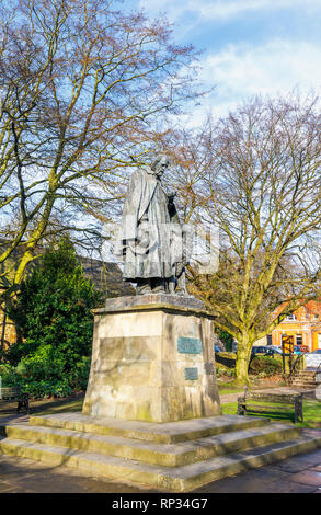 La statue commémorative de Tennyson avec son chien Karénine sur vert Cathédrale, La Cathédrale de Lincoln, ville de Lincoln, Lincolnshire, East Midlands, Angleterre, RU Banque D'Images