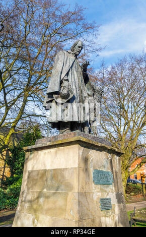 La statue commémorative de Tennyson avec son chien Karénine sur vert Cathédrale, La Cathédrale de Lincoln, ville de Lincoln, Lincolnshire, East Midlands, Angleterre, RU Banque D'Images