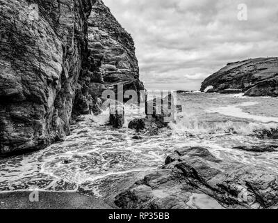 L'Anse de Tintagel en Cornouailles - un monument populaire au château de Tintagel Banque D'Images