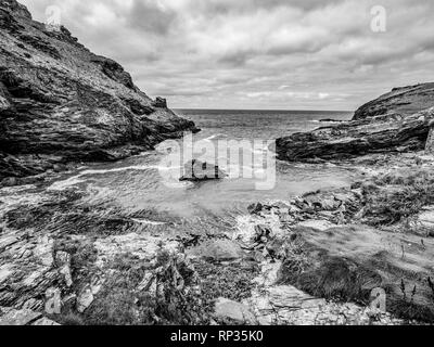 L'Anse de Tintagel en Cornouailles - un monument populaire au château de Tintagel Banque D'Images