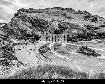 L'Anse de Tintagel en Cornouailles - un monument populaire au château de Tintagel Banque D'Images