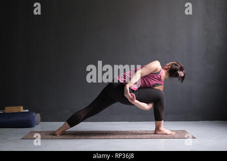 A l'angle de côté la posture, Utthita Parsva Konasana à partir de l'arrière Banque D'Images