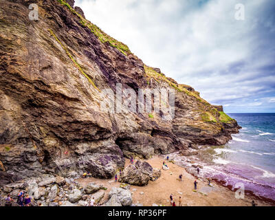 L'Anse de Tintagel en Cornouailles - un monument populaire au château de Tintagel Banque D'Images