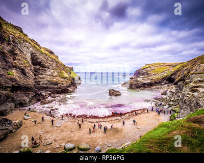 L'Anse de Tintagel en Cornouailles - un monument populaire au château de Tintagel Banque D'Images