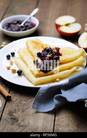Crêpes avec de la confiture de cassis sur fond de bois foncé, Dessert Maison Banque D'Images