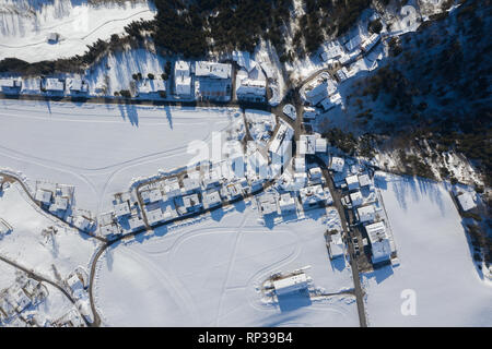 Vue aérienne d'Itter village autrichien traditionnel recouvert de neige en hiver matin. Destination touristique en Alpes. Banque D'Images