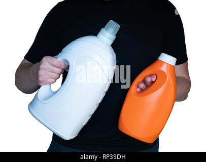 Homme avec deux bouteilles de détergent liquide gel lave-vaisselle, lave-glace pour l'ensemble ou le nettoyage. grand dans la couleur blanche et les petits en orange. o découpe isolés Banque D'Images