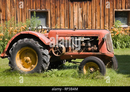 Cockshutt 1948 vieux tracteur agricole en face d'une grange Banque D'Images