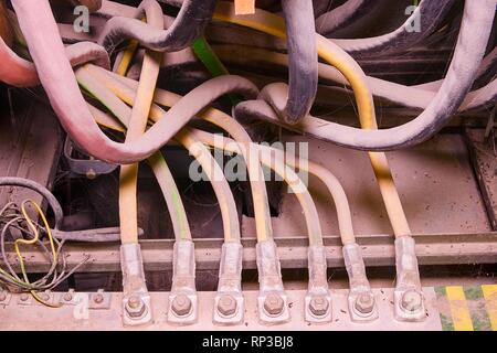 Ancien panneau de distribution électrique. Cas de distribution industrielle. Les fils de masse électrique se connecter à masse commune via une plaque de masse de métal. Fermer- Banque D'Images