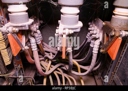 Connexion de phase 3. Ancien panneau de distribution électrique. Cas de distribution industrielle. Banque D'Images