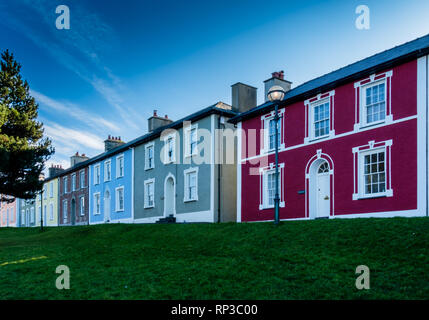 Chalets colorés en Belle Vue terrasse à Aberaeron, Ceredigion, pays de Galles Banque D'Images