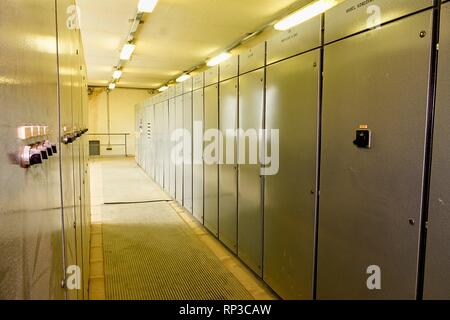 Un appareillage de commutation. Panneau de commande électrique industriel. Salle de contrôle de la tension électrique d'une plante. Banque D'Images