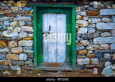 Une porte en bois peinte à la main sur une maison de thé au Népal sur le chemin de base Camp Everest Banque D'Images